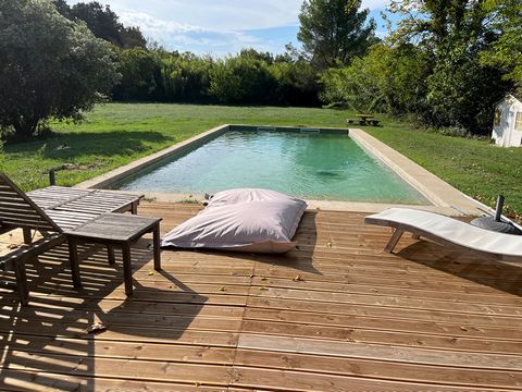 En campagne, venez découvrir ce beau mas en pierres. Retrouvez de beaux volumes pour la pièce de vie. 4 chambres, 2 salles d'eau. Des possibilités grâce aux combles aménageables. Un grand jardin au calme avec piscine et garage de 60m², sans vis a vis...