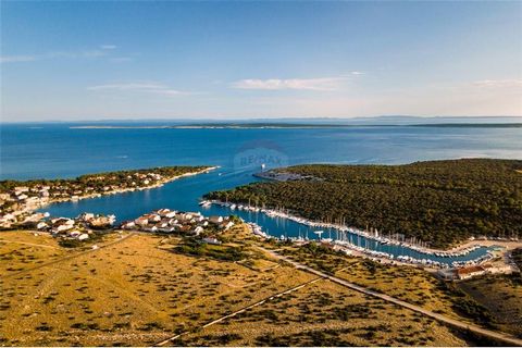 Location: Zadarska županija, Pag, Šimuni. NEU IM ANGEBOT - TOLLE LAGE Baugrundstück zum Verkauf in Šimuni auf der Insel Pag. Die Grundstücksgröße von 732m2 ist regelmäßig geformt. Es liegt in der Nähe der Straße nach Mandre. 200 Meter vom Meer entfer...