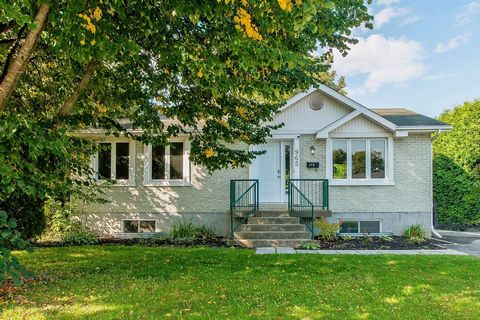 Située en face d'un rond-point, cette maison avec accès extérieur pour le sous-sol est idéal pour une bi-génération. Elle vous offre une aire ouverte avec de vastes pièces. Le sous-sol offre la possibilité d'aménager deux chambres, une salle de bain ...