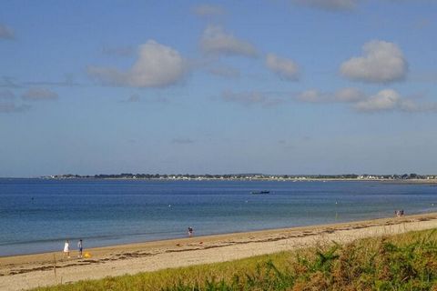 After complete renovation, the classic Breton holiday home offers excellent comfort and modern, tasteful furnishings. The enclosed garden property is centrally located in the popular seaside resort, at about the same distance from two pleasant sandy ...