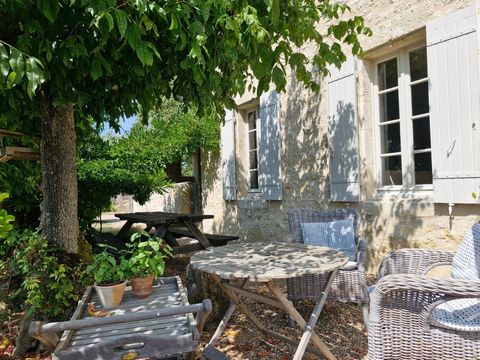 Nichée au cœur de la charmante commune de Doulezon (33350), cette propriété de caractère offre un havre de paix idéal pour les amateurs de nature et de terroir. Entièrement rénovée avec grand soin, cette maison en pierre de 254 m² propose une vaste p...