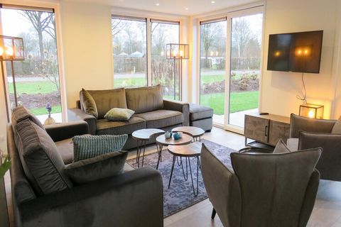 La Zuiderzee Resort, che è attualmente in fase di sviluppo, ha quattro diversi tipi di chalet e ville distaccati disponibili per la prenotazione. C'è uno chalet al piano terra a 4 persone (NL-8256-15) che è più tradizionale. Hai un soggiorno e una cu...