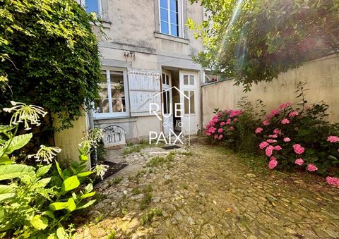 Découvrez cette élégante maison située au cœur d'Angers, proche de la Place de la Visitation, à proximité immédiate de la gare. Avec ses 197 mètres carrés répartis sur quatre niveaux, cet immeuble-maison incarne le charme authentique du style angevin...