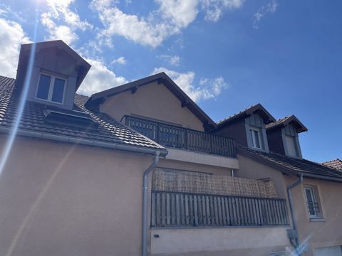 Appartement T2 duplex avec terrasse dans une petite copropriété à proximité des commerces. Il se compose d'une cuisine semi-équipée, wc séparé avec à l'étage une salle de bain avec wc séparé et une chambre. Features: - Terrace