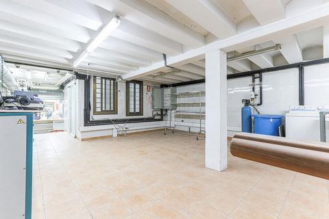 MYLIFE Real Estate présente cette fantastique propriété à vendre située dans l'un des meilleurs quartiers de la ville, Ciutat Vella. Description de la propriété Les locaux sont situés dans la rue Nou de la Rambla et ont une superficie de 248 m2 const...