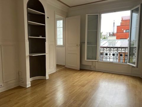 MONTGALLET - PROMENADE PLANTEE, close to the metro and the shops of the rue de REUILLY, in an old building renovated and well maintained, we offer for sale a two-room apartment in good condition in a quiet, bright and not overlooked area, The apartme...