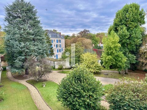 FONTAINEBLEAU, proche château, dans une résidence calme et sécurisée, très appréciée. BEL APPARTEMENT T3 de 64.88 m2 carrez avec BALCON + CAVE, situé au 3ème et dernier étage (sans ascenseur) d’une résidence de standing avec parc arboré et parking in...