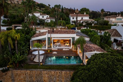 Diese beeindruckende Luxusvilla vereint Eleganz und modernen Komfort und bietet einen unvergleichlichen Rückzugsort in einer der begehrtesten Lagen. Die Villa besticht durch ihre erstklassige Lage in erster Linie am Golfplatz, umgeben von der maleris...