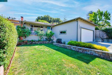 BEAUTIFULLY UPDATED 3BR/2BR Castro Valley GEM in Highly Acclaimed CV School District! Conveniently located on Miramar, Spanish for 