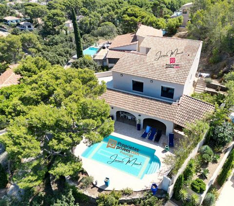 Situation Exceptionnelle en Provence. (Côte d'azur. France) Découvrez cette charmante villa et rare par son environnement et sans vis-à-vis direct, face à la mer avec une vue panoramique sur l'île de l'archipel des Embiez dans un havre de paix. Dès l...