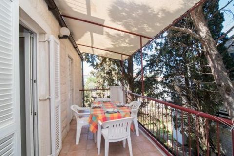 Apartment Boguvila is located in Supetar, a small place on beautiful island Brač, which is best known for the white-pebble beach Zlatni Rat (Golden Cape) which is 45 min ride from the property. Laundry is available for the guests, located in the hous...