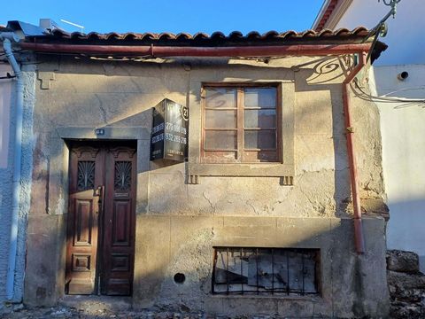 Découvrez deux propriétés situées dans le centre de Mirandela, dans le quartier historique de la ville, plus précisément sur la Rua do Rosário et la Rua da Portela, pour un remodelage total. Les deux propriétés contiennent 2 étages :  - Le bâtiment d...