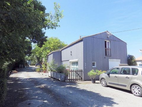 Vous recherchez un investissement intéressant à proximité de La Rochelle, découvrez cet ensemble de deux logements (lot 1: 55 m2 et lot 2: 57 m2) vendu loués, dans le centre de St Sauveur, dans une petite copropriété de 3 lots, proche des commerces e...