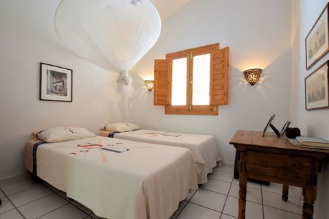 Acogedora villa española con casa de invitados independiente en una ubicación tranquila cerca del pueblo de Sayalonga, en la Costa del Sol. La casa vacacional se encuentra en un entorno natural en una colina con preciosas vistas panorámicas al mar Me...