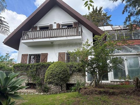 Um autentico refugio, esta Moradia de estilo rústico com 6 quartos! localizada em Galamares, tem uma belíssima vista panorâmica para a serra e fica situada numa rua extremamente tranquila. Lote com 763m² com uma área bruta de construção de 408m². A c...