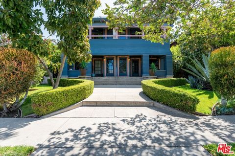 Investment opportunity in hip West Adams neighborhood. Two units up two units down, this thoughtfully upgraded Craftsman four-plex offers all the essentials. Each unit is a spacious one bedroom one bath with over 1,200 square feet, private porch or b...