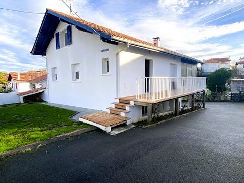 BIARRITZ BIBI district: Renovated in 2010, Villa type 5 (185m2) + its independent T2 apartment (45m2). On the ground floor, the interior space consists of a large living room and dining area, very bright thanks to the bay windows, with a dominant vie...