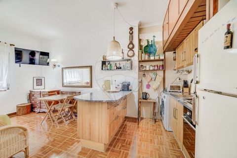 Appartement met 1 slaapkamer in Monte Estoril – Comfort en locatie op een steenworp afstand van de zee Kom en ontdek deze gezellige T1, met 40m², gelegen in een van de meest iconische gebieden van de Cascais-lijn - Monte Estoril. Gelegen naast Jardim...