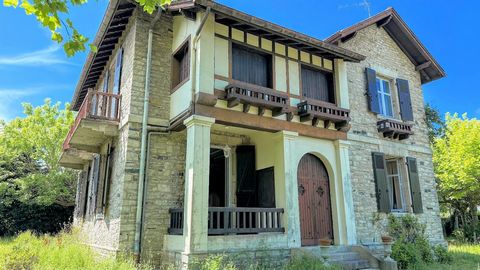 Vous rêvez d'un grand jardin tout en étant à pied de toutes les commodités ? Découvrez cette superbe maison de maître du XIXe siècle en pierre de Bidache, pour un usage d'habitation, située à Anglet Cinq Cantons, à deux pas des Halles, du golf et des...
