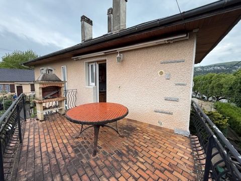 Appartement à rénover avec grand garage et combles aménageables