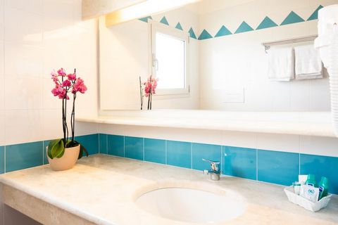 Les appartements nouvellement construits sont meublés dans un style typiquement sarde et sont répartis sur quatre niveaux (rez-de-chaussée, premier, deuxième et troisième étage). La propriété est située à environ 1,5 km de la plage de Marina di Orose...