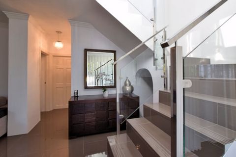 Precioso y moderno chalet con una ubicación tranquila y unas vistas impresionantes del mar Mediterráneo y la Costa del Sol. La casa se encuentra a 10 minutos en coche de Sayalonga, en un bello paraje natural. La villa está muy bien decorada y cuidado...