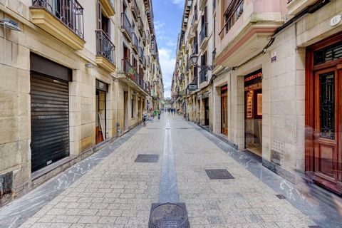Gran piso en la parte Vieja, en una de las calles mas famosas del casco histórico de la ciudad. La calle 31 de Agosto tiene su historia; una historia de casi 200 años. Es la única calle que sobrevivió a la destrucción de la la antigua ciudad San Seba...
