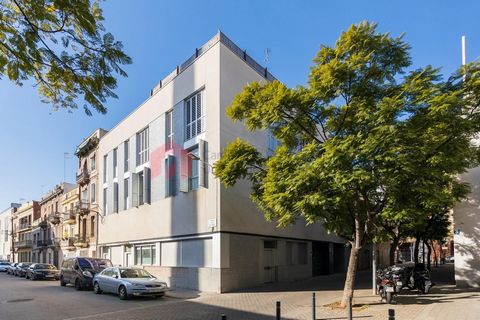 En Calle Pellaires en la zona de Diagonal Mar i el Front Marítim del Poblenou, se venden plazas de aparcamiento para coche y para moto. Las plazas para coche tienen unas medidas de 10,70 m2 con una cuota de comunidad de 117,87€ al mes y su precio de ...