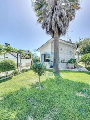 Moradia térrea isolada com 4 quartos, garageem e amplo jardim – Aroeira Situada numa zona tranquila e residencial da Aroeira, esta moradia isolada térrea oferece uma excelente oportunidade para quem procura uma casa com estrutura sólida, áreas genero...