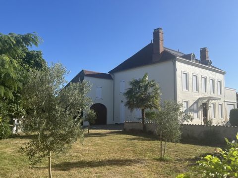 PLAISANCE DU GERS(32), ELEGANTE et HISTORIQUE MAISON DE MAITRE, dépendances, garage, 3200m2 clos et paysagé