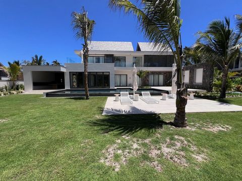 Discover this exceptional estate with high-end architect villas. A unique site on the famous Bellemare beach in the east of Mauritius. Over 500m2, a double living room, open kitchen, back kitchen with outdoor courtyard. Sliding bay windows across the...