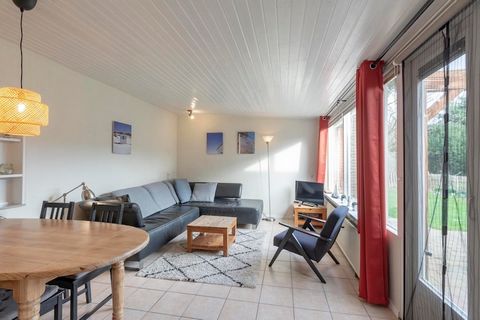 Detached bungalow with lots of privacy on the edge of the Duinland park. Duinland 186 welcomes you for a beautiful and relaxing holiday near the beach of Sint Maartenszee. In the large, green garden with a lovely terrace, there is enough space for 4 ...