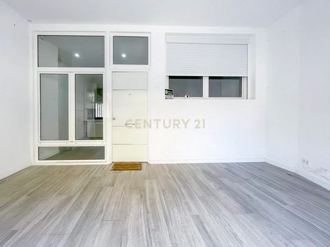 Accedemos a esta vivienda a través de un espacio exterior o porche de unos 11 metros cuadrados. Después entramos a nuestra vivienda y encontramos y amplio salón-comedor con cocina abierta totalmente equipada y moderna (de aprox. 24 m2), a la derecha ...