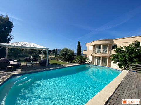 In a quiet, idyllic setting, on a 630 m2 plot with swimming pool and sea view, in a residence with 24-hour security, this private hotel-style house offers 356 m2 of living space (floor area 435 m2) on 3 levels. Upon entering, you'll discover a vast l...