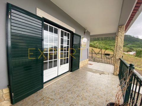 Excelente villa con 220m2, situada en un terreno de 1.120m2 rodeado de vegetación. En la 1ª Planta se encuentra un amplio salón comedor con mucha luz natural, amueblado con chimenea y balcón abierto con impresionantes vistas, Dos Dormitorios con arma...