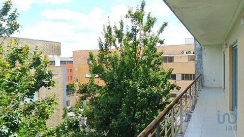 Apartamento T4 com 167 m2 de área Bruta Privativa, situado em zona nobre da cidade de Guimarães, bem perto do Parque da Cidade e do complexo desportivo do Vitória Sport Clube, uma das zonas habitacionais mais procuradas da cidade de Guimarães. Nas su...