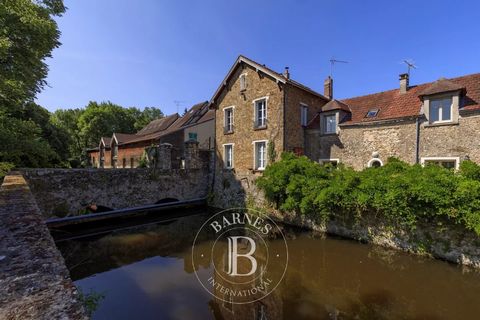 Idéalement située à 5 minutes à pied du centre village de Guyancourt, proche de toutes les commodités, Barnes vous propose cette magnifique maison datant de 1850 entièrement rénovée, composée comme suit : Au rez-de-chaussée : une entrée dessert une c...