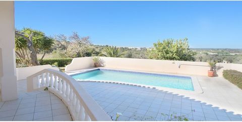 Bienvenue dans votre élégante escapade sous le soleil de Lagos, en Algarve ! Cette villa de deux chambres, joliment meublée, est le refuge idéal pour les couples ou les petites familles. Elle dispose d'une piscine privée, d'un jardin luxuriant clôtur...