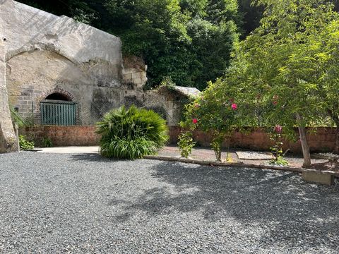 Dpt Sarthe (72), à vendre LA CHARTRE SUR LE LOIR maison P2-terrain de 300m²- 2 caves de 76m²-terrasses