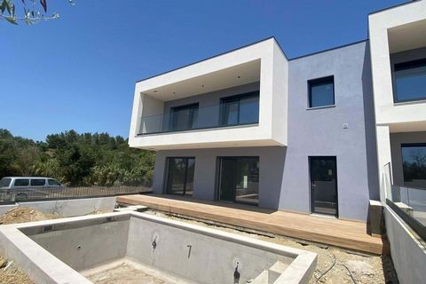 No coração de Manique, entre o Estoril e a Serra de Sintra, nasce um condomínio exclusivo e privado composto por apenas 3 moradias independentes T4, cada uma com jardim e piscina privativa, onde a arquitetura contemporânea se funde com a natureza e o...