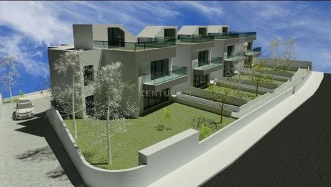 Moradia de tipologia T3, com início de construção previsto para Abril de 2024. A moradia será composta por 3 pisos, configurados da seguinte forma: Piso -1: (Cave) -Garagem para 4 viaturas; Piso 0: - Sala e cozinha em Open Space; - Casa de banho; Pis...