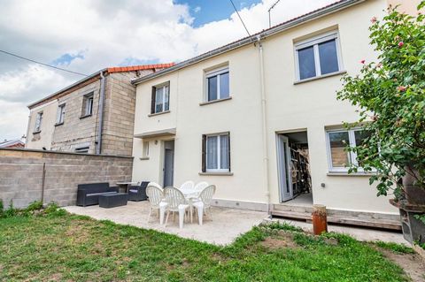 In REIMS, Jean-Jaurès sector, on the Petit Bétheny side. Be seduced by this family home ready to welcome you. The ground floor offers a large living room of 25m2, a fitted and equipped kitchen, a vestibule room, a separate toilet, access to the terra...
