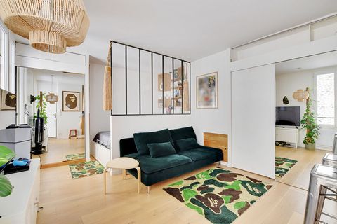 Mooi tweekamerappartement van 25 m2 carrez volledig gerenoveerd op de 2e verdieping van een prachtig bebost condominium. 100 m van het metrostation Saint Amboise 75011. Het bestaat uit een woonkamer met een open ingerichte keuken en een slaapkamer me...