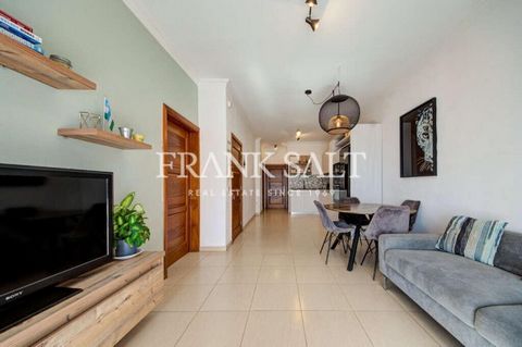 Vackert färdig lägenhet på första våningen belägen i ett smart kvarter med bara sju enheter inom ett mycket eftertraktat område, och serveras med hiss för extra bekvämlighet. Denna väldesignade bostad har ett rymligt kök i öppen planlösning, vardagsr...