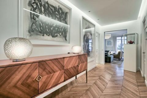 Gelegen op de 3e verdieping met lift van een gebouw uit de jaren 1890, bevindt dit appartement zich op de 3e verdieping met lift.profiteert van een zeer mooie renovatie. Domotica beheert deze zeer aangename plek om te wonen. Op een steenworp afstand ...