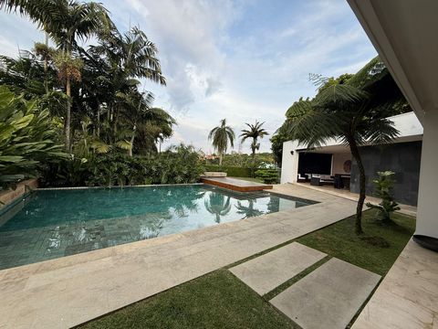 MANSION - COLOMBIA – CALI – ALTOS DE CIUDAD JARDÍN FOR YOU AND YOUR FAMILY WHO LIKE TO LIVE IN LUXURY AREAS, SURROUNDED BY NATURE AND TRANQUILITY – WE HAVE THIS MANSION FOR YOU TO ENJOY Located in the best sector of the branch of the sky - Cali - Col...