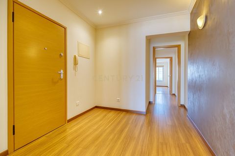 Discover the ideal balance between tranquillity, modernity and convenience in this 2-bedroom apartment, located at Rua Alfredo Ruas nº 24, in a quiet, family-friendly area of the parish of Ramada - Pedernais. Inserted in a contemporary building datin...