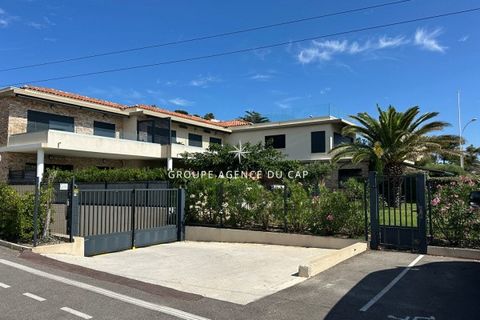 Ontdek dit moderne appartement van 75 m², gelegen op de begane grond van een nieuw gebouw gebouwd in 2020, in Sainte Maxime. Deze woning bestaat uit 3 kamers, waaronder 2 slaapkamers met eigen badkamer, en heeft een oostelijke ligging, ideaal om te g...