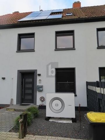 Cette charmante maison mitoyenne à Weeze vous offre, à vous et à votre famille, une maison confortable dans un environnement calme et familial. Avec 4 pièces et une surface habitable de 125 m² ainsi qu’un terrain spacieux de 496 m², il offre suffisam...