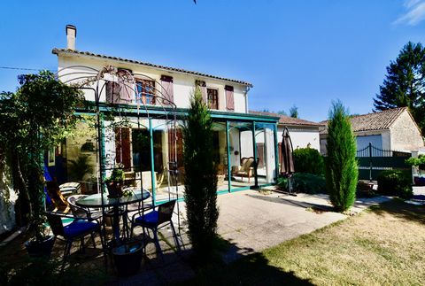Propriété de village magnifiquement présentée avec jardins paysagers et piscine.